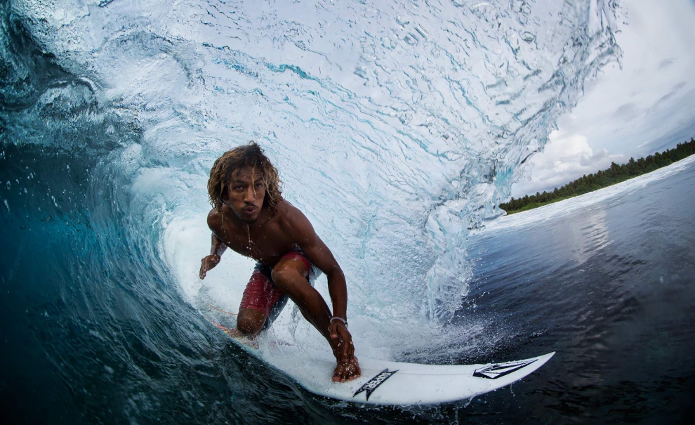 “O Carlos [Muñoz] é um surfista muito completo, entuba muito bem, tem muito power nas manobras e é excelente nos aéreos ! Sempre muito instigado pra surfar e com uma vibe muito boa dentro da água.” – Yago Dora
