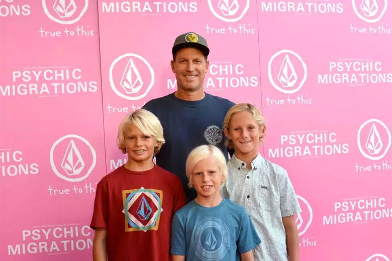 O CEO da Volcom, Jason Steris e os groms. Foto: @schredcorn