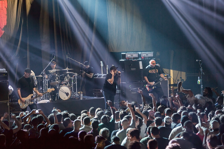 Apesar do show curto, Jim soube empolgar bem a galera. Foto: Radio Layback