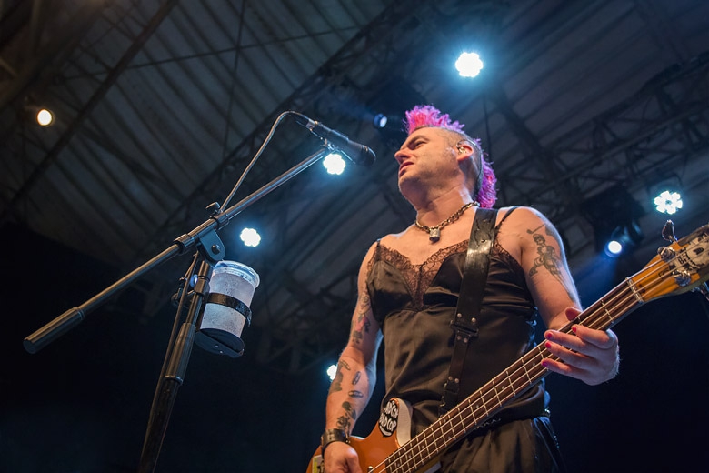 Fat Mike celebrou não ter que beber o Pisco Sour, do Peru. Foto: Radio Layback