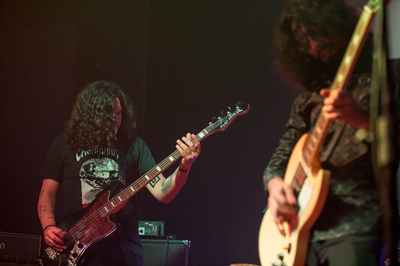 Jonathan no baixo e João na guitarra embolando os pensamentos da galera. Foto: Radio Layback