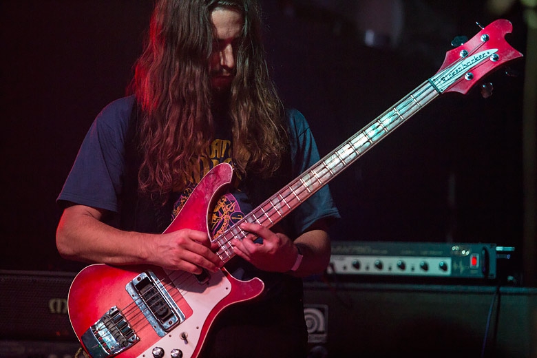 O sereno Anthony Meier e seu Rickenbacker característico. Foto: Radio Layback