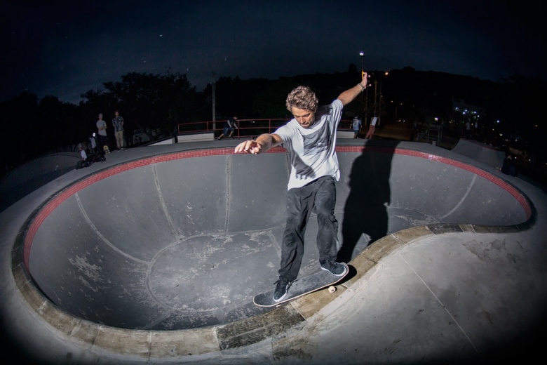 Nilo Peçanha entrando na parte funda do Bowl de Guaíba de Fs Smith. Foto: Myara/Layback