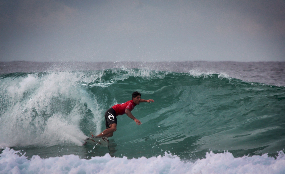 O primeiro backflip da história em uma competição de surf, seguido de um claim hilário e um 10 unânime no Postinho. Medina somou um impressionante 19.40 nessa bateria contra Alex Ribeiro e garantiu sua vaga no Round 3 do Rio Pro. Fotos: Hugo Carmo