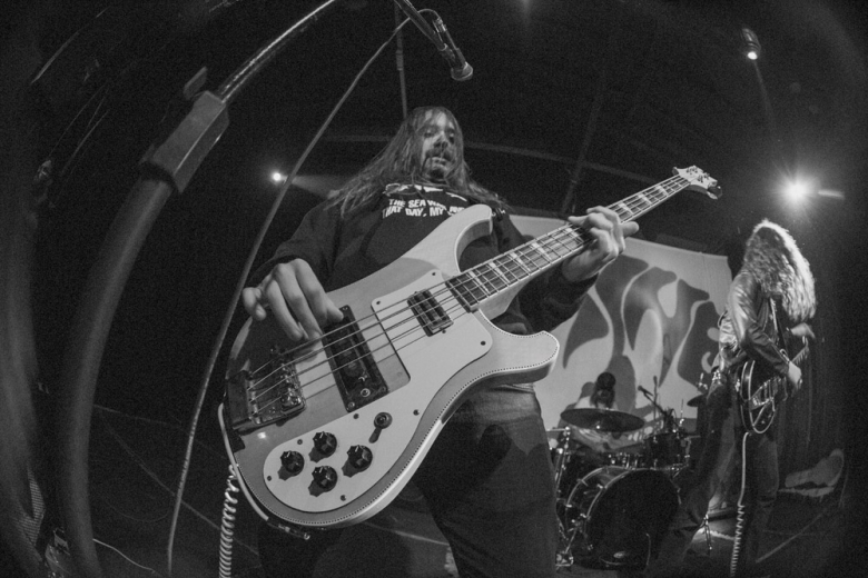 O baixista Court Murphy no melhor estilo Lemmy. Foto: Radio Layback