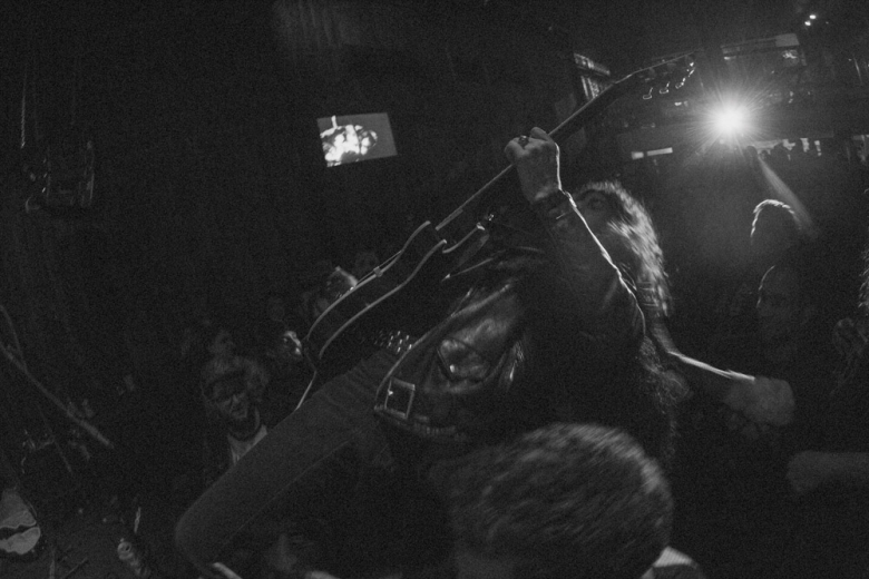 Josh Landau guitar mosh. Foto: Radio Layback