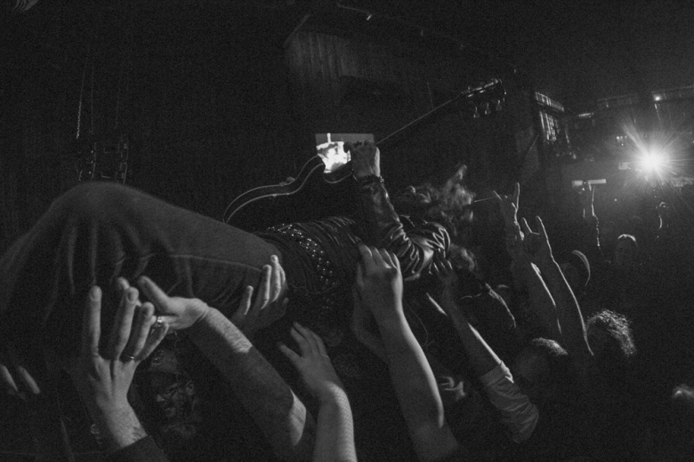 Josh Landau de boas solando no mosh. Foto: Radio Layback