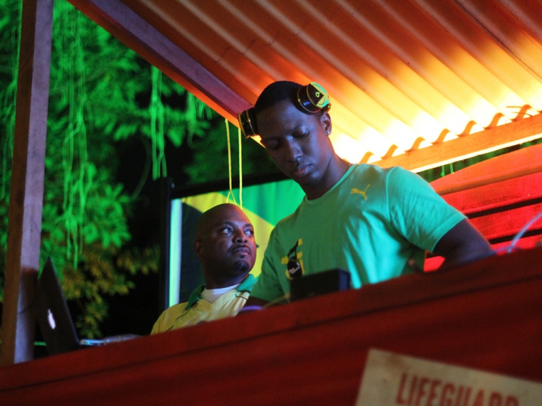 O DJ residente da casa, Narity da Jamaica, que soltou as pedradas em todos os dias do evento. Foto: Elza Cohen