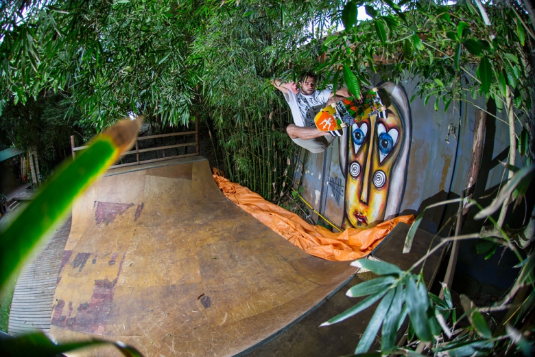 Fs Air saindo da extensão da mini ramp da The Search House, na Barra da Lagoa. Assista ao episódio 5 da série Disconexo para mais das sessões na The Search House. Foto: Layback