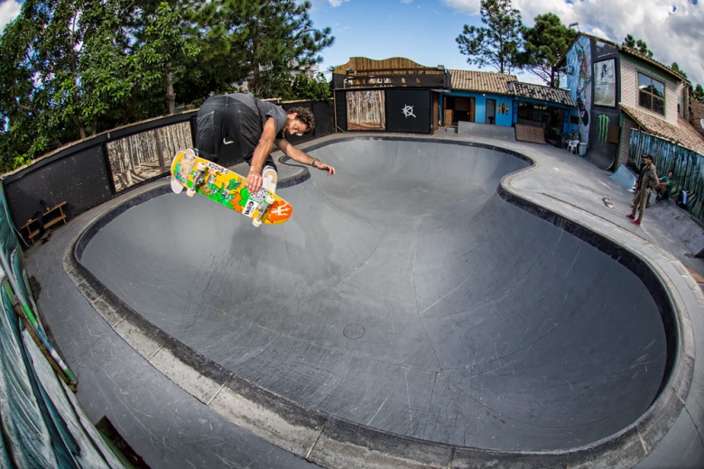 Bs Air na parte funda do bowl da Konig House. Assista ao episódio 8 da série Disconexo para mais da sessão na Konig House. Foto: Layback