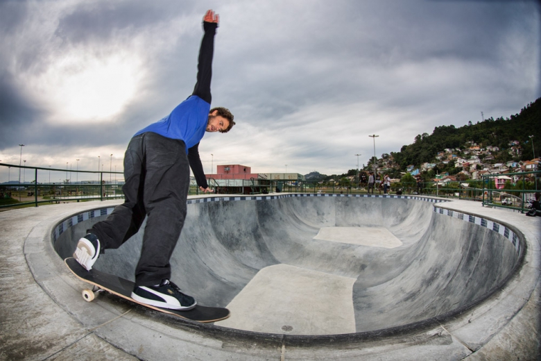 Bs Smith na parte funda do bowl da Costeira. Foto: Layback