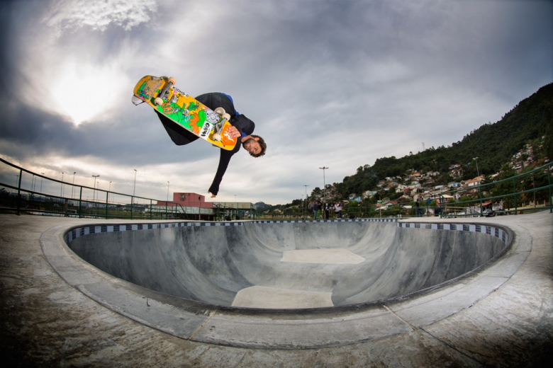 Bs Air na parte funda do bowl da Costeira. Foto: Layback