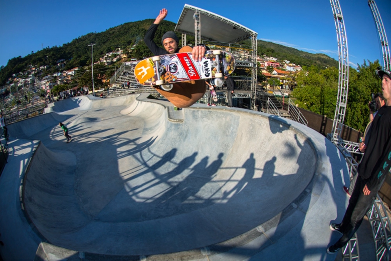 Fs Air durante os treinos para o Vans Park Series na então recém-construída pista da Costeira. Assista ao episódio 6 da série Disconexo para mais do Vans Park Series em Floripa. Foto: Layback