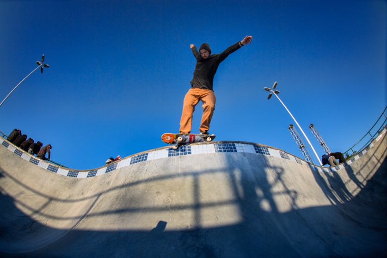 Bs Smith passando o cotovelo pra parte rasa do bowl da Costeira. Assista ao episódio 5 da série Disconexo para mais das sessões na Costeira. Foto: Layback